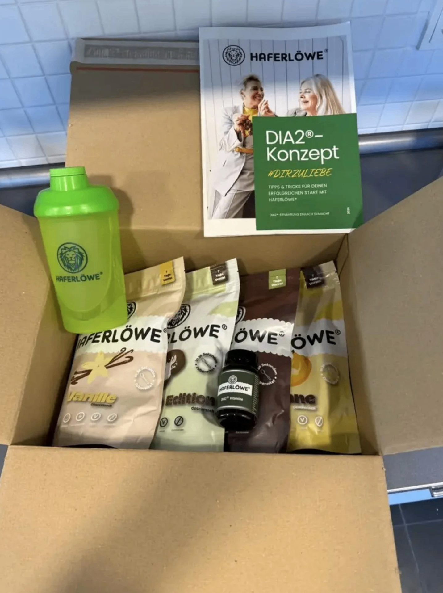 HAFERLÖWE 4-Wochen-Starter-Set: vier Beutel Shake-Pulver, Shaker, Anleitung und DIA2®-Vitamine im Karton